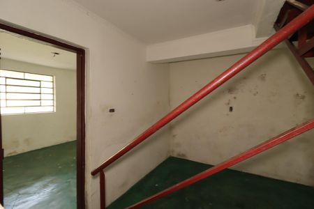 Casa à venda com 100m², 2 quartos e 3 vagasEscada para o piso inferior