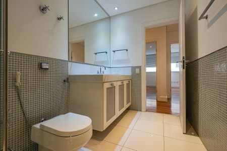Apartamento à venda com 222m², 3 quartos e 2 vagas Apartamento à venda com 222m², 3 quartos e 2 vagasBanheiro