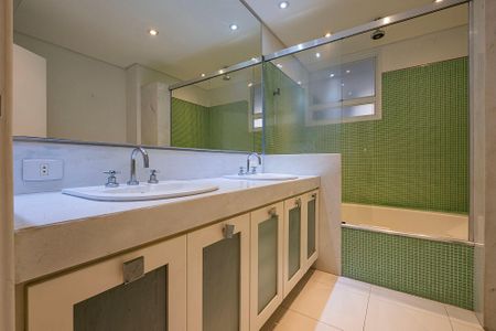 Apartamento à venda com 222m², 3 quartos e 2 vagas Apartamento à venda com 222m², 3 quartos e 2 vagasBanheiro da Suíte