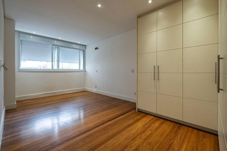 Apartamento à venda com 222m², 3 quartos e 2 vagas Apartamento à venda com 222m², 3 quartos e 2 vagasSuíte