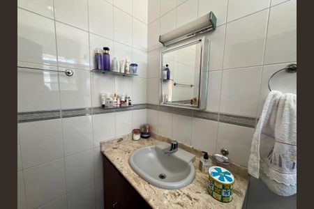 Casa à venda com 239m², 3 quartos e 2 vagasBanheiro