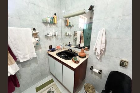 Casa à venda com 239m², 3 quartos e 2 vagasBanheiro suíte 