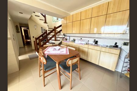 Casa à venda com 239m², 3 quartos e 2 vagasCozinha