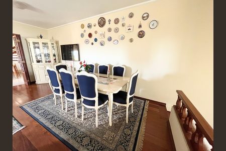 Casa à venda com 239m², 3 quartos e 2 vagasSala