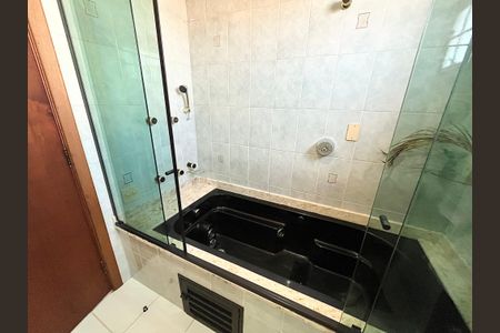 Casa à venda com 239m², 3 quartos e 2 vagasBanheiro suite 