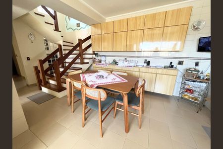 Casa à venda com 239m², 3 quartos e 2 vagasCozinha