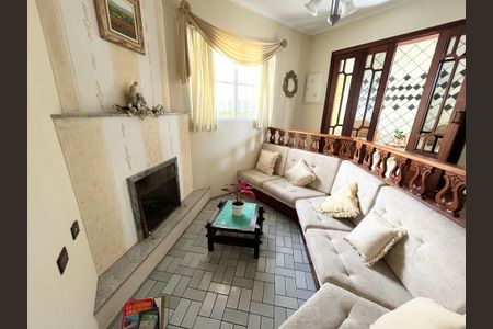Casa à venda com 239m², 3 quartos e 2 vagasSala