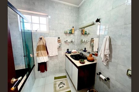 Casa à venda com 239m², 3 quartos e 2 vagasBanheiro suíte 