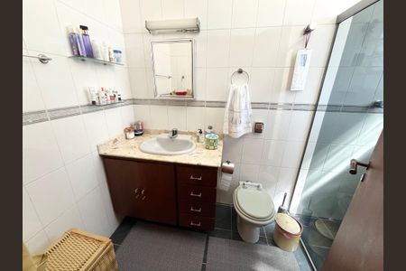 Casa à venda com 239m², 3 quartos e 2 vagasBanheiro