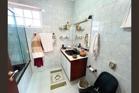 Casa à venda com 239m², 3 quartos e 2 vagasBanheiro suíte 