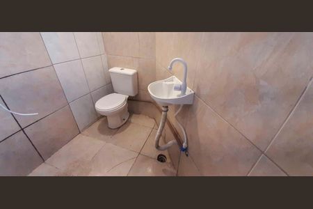 Banheiro de kitnet/studio para alugar com 1 quarto, 25m² em Vila Dalva, São Paulo