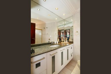 Casa à venda com 300m², 4 quartos e 3 vagasBanheiro da Suíte 2