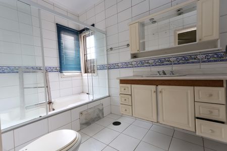 Casa para alugar com 249m², 3 quartos e 2 vagas Casa para alugar com 249m², 3 quartos e 2 vagasBanheiro da Suíte 2
