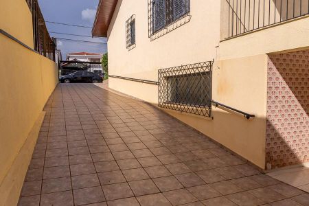 Casa para alugar com 360m², 3 quartos e 8 vagasLateral da casa-Garagem