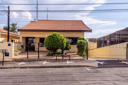 Casa para alugar com 360m², 3 quartos e 8 vagasFachada da casa