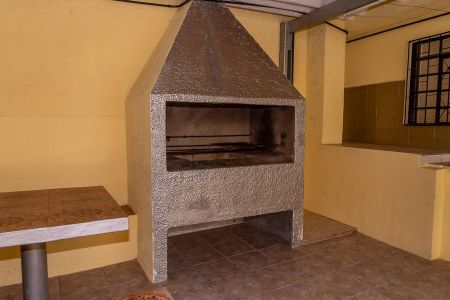 Casa para alugar com 360m², 3 quartos e 8 vagasDetalhe  área de churrasco-Churrasqueira