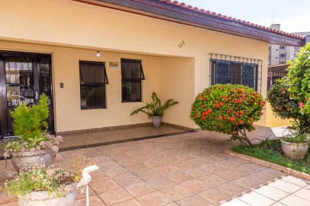 Casa para alugar com 360m², 3 quartos e 8 vagasFrente da casa