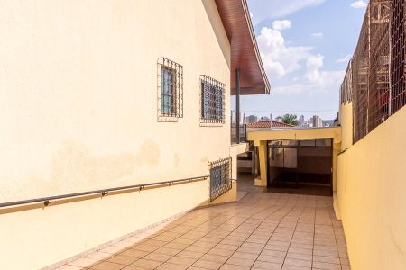 Casa para alugar com 360m², 3 quartos e 8 vagasLateral da casa-Garagem