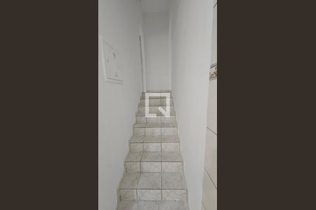 Escada de casa de condomínio para alugar com 1 quarto, 59m² em Vila Nova York, São Paulo