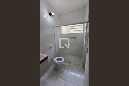 Banheiro de casa de condomínio para alugar com 1 quarto, 59m² em Vila Nova York, São Paulo