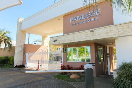 Casa de condomínio à venda com 252m², 4 quartos e sem vagaFachada e portaria