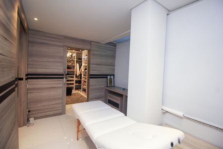 Apartamento à venda com 228m², 2 quartos e 4 vagas Apartamento à venda com 228m², 2 quartos e 4 vagasEscritório
