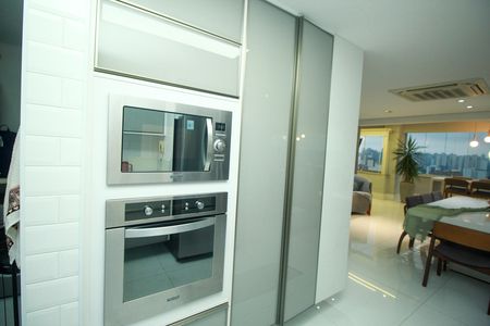 Apartamento à venda com 228m², 2 quartos e 4 vagas Apartamento à venda com 228m², 2 quartos e 4 vagasCozinha