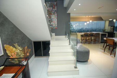 Apartamento à venda com 228m², 2 quartos e 4 vagas Apartamento à venda com 228m², 2 quartos e 4 vagasEscada