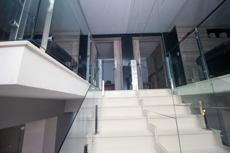 Apartamento à venda com 228m², 2 quartos e 4 vagas Apartamento à venda com 228m², 2 quartos e 4 vagasEscada