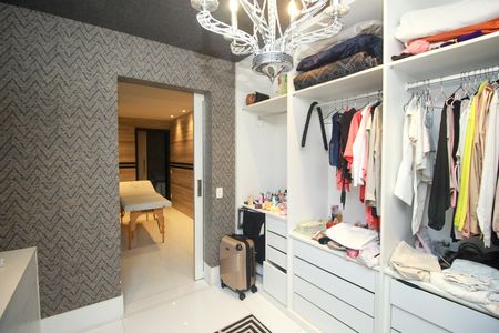 Apartamento à venda com 228m², 2 quartos e 4 vagas Apartamento à venda com 228m², 2 quartos e 4 vagasCloset da Suíte Master