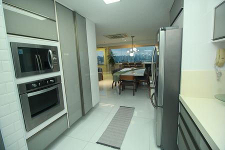 Apartamento à venda com 228m², 2 quartos e 4 vagas Apartamento à venda com 228m², 2 quartos e 4 vagasCozinha