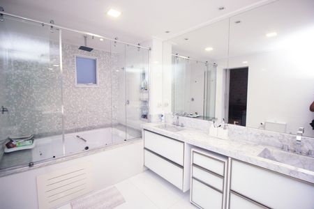 Apartamento à venda com 228m², 2 quartos e 4 vagas Apartamento à venda com 228m², 2 quartos e 4 vagasBanheiro da Suíte Master