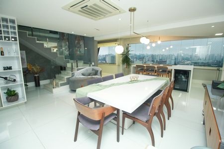 Apartamento à venda com 228m², 2 quartos e 4 vagas Apartamento à venda com 228m², 2 quartos e 4 vagasSala de Jantar
