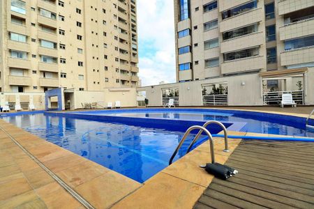 Apartamento à venda com 228m², 2 quartos e 4 vagas Apartamento à venda com 228m², 2 quartos e 4 vagasPiscina