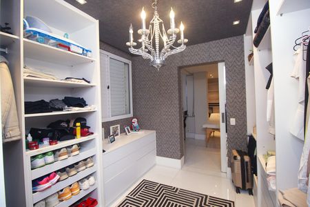 Apartamento à venda com 228m², 2 quartos e 4 vagas Apartamento à venda com 228m², 2 quartos e 4 vagasCloset da Suíte Master