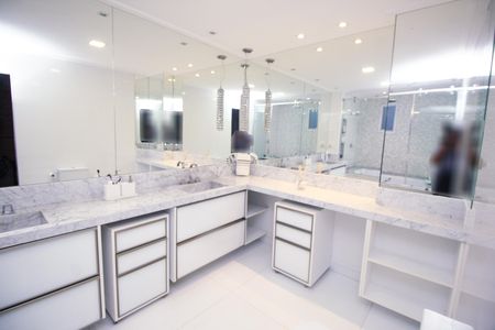 Apartamento à venda com 228m², 2 quartos e 4 vagas Apartamento à venda com 228m², 2 quartos e 4 vagasBanheiro da Suíte Master