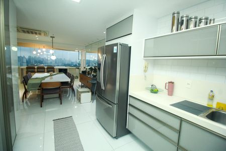 Apartamento à venda com 228m², 2 quartos e 4 vagas Apartamento à venda com 228m², 2 quartos e 4 vagasCozinha