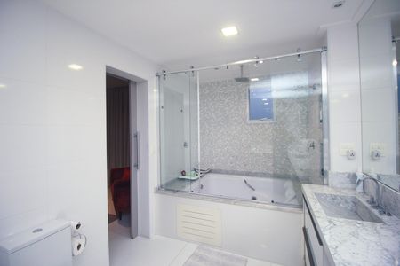 Apartamento à venda com 228m², 2 quartos e 4 vagas Apartamento à venda com 228m², 2 quartos e 4 vagasBanheiro da Suíte Master