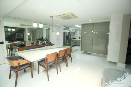 Apartamento à venda com 228m², 2 quartos e 4 vagas Apartamento à venda com 228m², 2 quartos e 4 vagasSala de Jantar