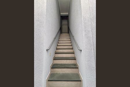 Casa de condomínio à venda com 290m², 8 quartos e 3 vagasEscada 