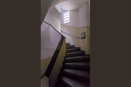 Apartamento à venda com 72m², 2 quartos e sem vaga Apartamento à venda com 72m², 2 quartos e sem vagaEscada