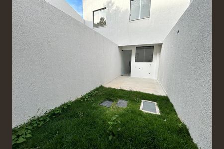 Casa à venda com 130m², 2 quartos e 2 vagas Casa à venda com 130m², 2 quartos e 2 vagasÁrea externa