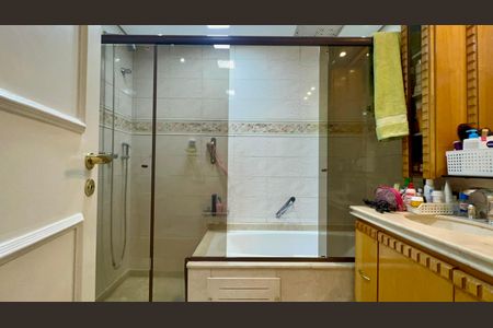 Casa de condomínio à venda com 450m², 3 quartos e 6 vagasBanheiro da Suíte 3