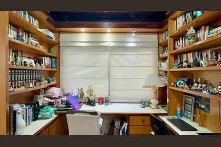 Casa de condomínio à venda com 450m², 3 quartos e 6 vagasEscritório