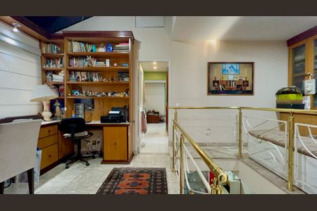 Casa de condomínio à venda com 450m², 3 quartos e 6 vagasEscritório