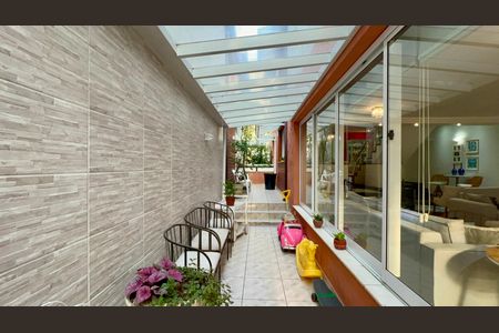 Casa de condomínio à venda com 450m², 3 quartos e 6 vagasCorredor