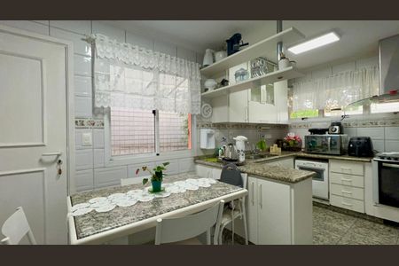 Casa de condomínio à venda com 450m², 3 quartos e 6 vagasCopa