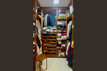 Casa de condomínio à venda com 450m², 3 quartos e 6 vagasCloset da suíte 3