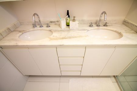 Apartamento à venda com 77m², 2 quartos e 1 vaga Apartamento à venda com 77m², 2 quartos e 1 vagaBanheiro da Suíte 2