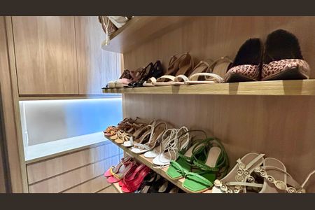 Apartamento à venda com 94m², 2 quartos e 2 vagasCloset da suíte 1